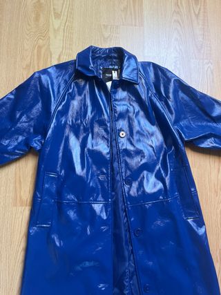 Gabardina azul eléctrico