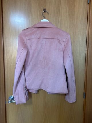 Cazadora rosa efecto ante Amichi