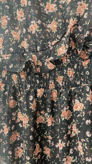 Vestido negro flores Stradivarius Talla S.