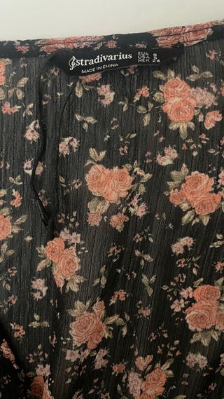 Vestido negro flores Stradivarius Talla S.