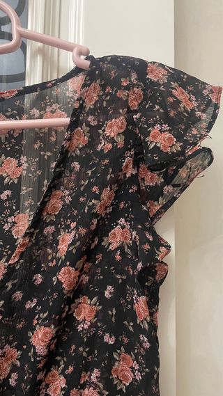 Vestido negro flores Stradivarius Talla S.