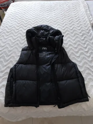 Chaleco Zara Negro con Capucha