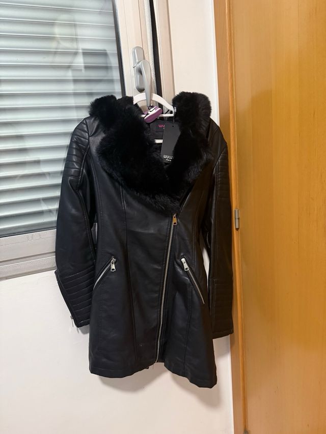 Abrigo negro con peluche talla M