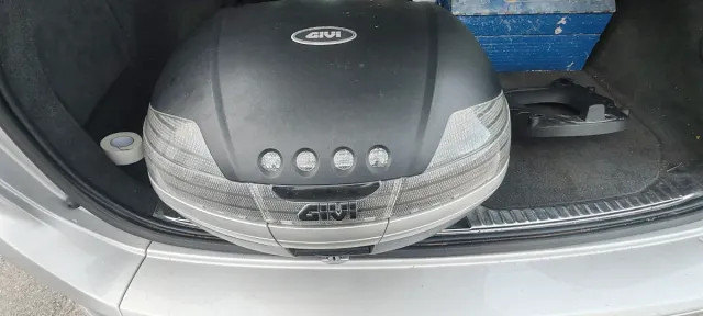 Maleta Top Case Moto Givi Negra con luz de freno