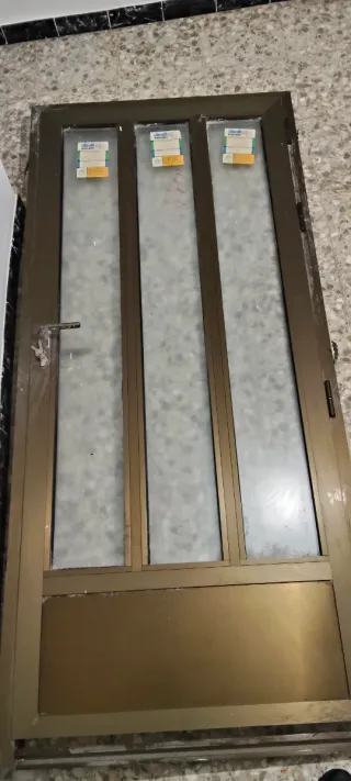 Puerta aluminio entrada/jardín Precio negociable