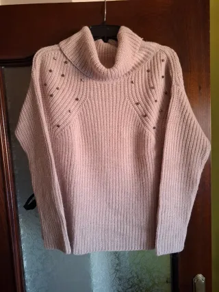 Jersey rosa cuello alto tachuelas