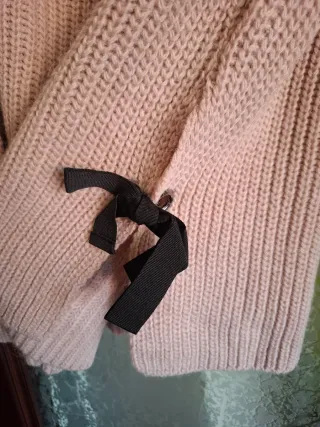 Jersey rosa cuello alto tachuelas