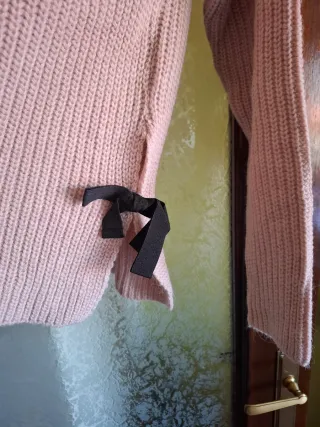 Jersey rosa cuello alto tachuelas