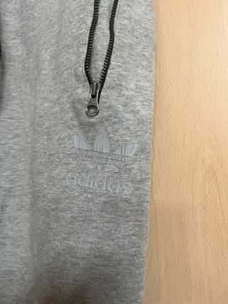Pantalón Adidas Gris