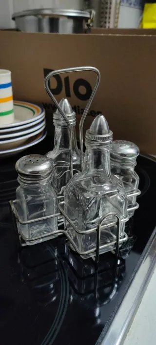 Set di contenitori per olio, aceto, sale e pepe