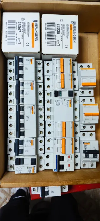 Material electrico lote de interruptores Merlin Ge