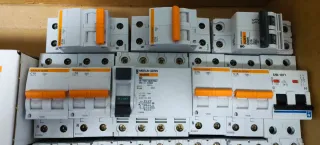 Material electrico lote de interruptores Merlin Ge