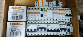 Material electrico lote de interruptores Merlin Ge