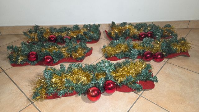 5 Ghirlande Natalizie usate con palline rosse