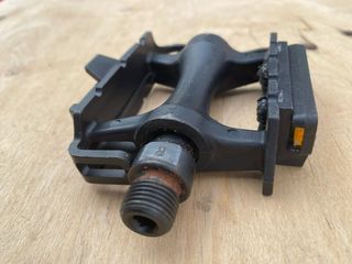 Pedal Bicicleta Derecho Negro Oxidado en la rosca