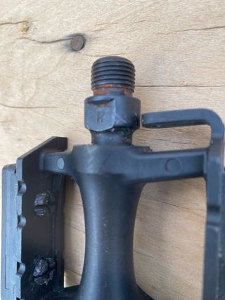 Pedal Bicicleta Derecho Negro Oxidado en la rosca