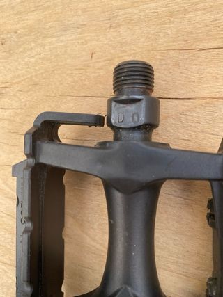 Pedal Bicicleta Derecho Negro Oxidado en la rosca