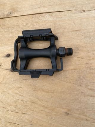 Pedal Bicicleta Derecho Negro Oxidado en la rosca