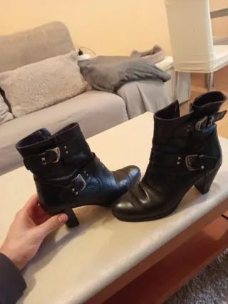 Botines negros de cuero con hebillas