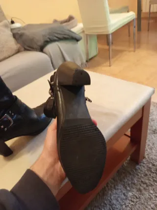 Botines negros de cuero con hebillas