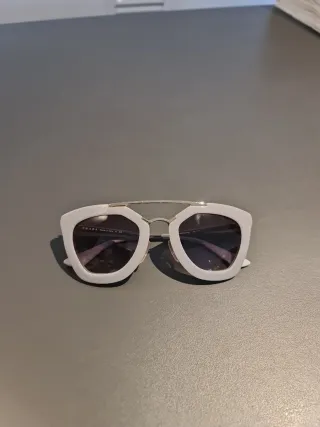 Gafas de Sol Prada grises y planetadas