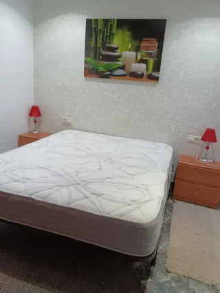 Cama completa: somier, colchón y 2 mesitas