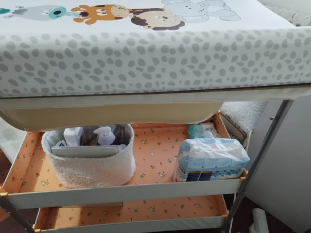 Cambiador bañera Brevi para bebé con ruedas