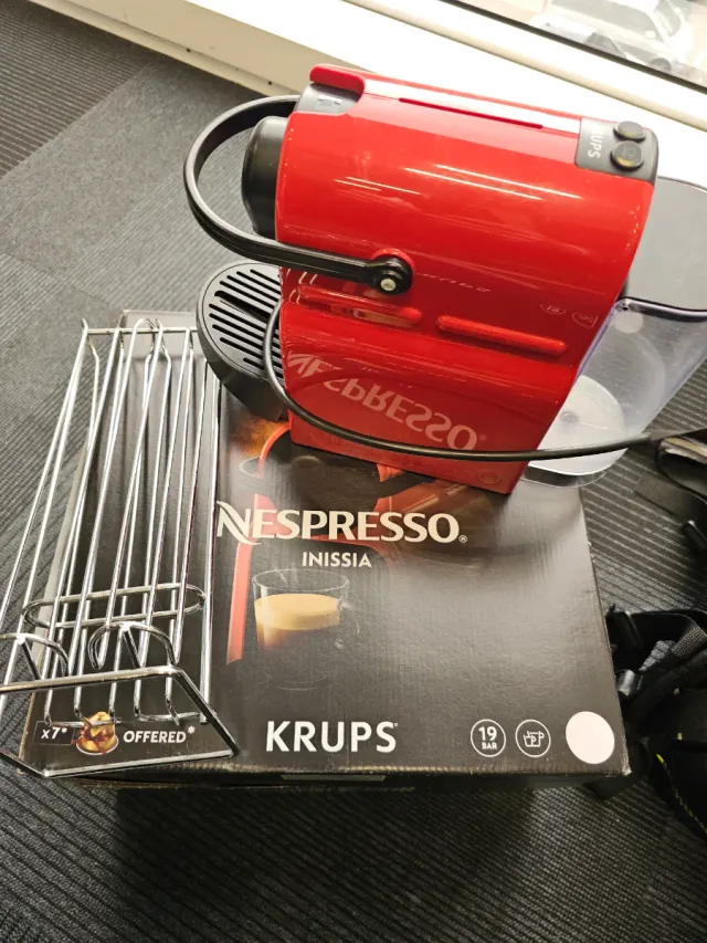 Cafetera Nespresso Krups Inissia Roja