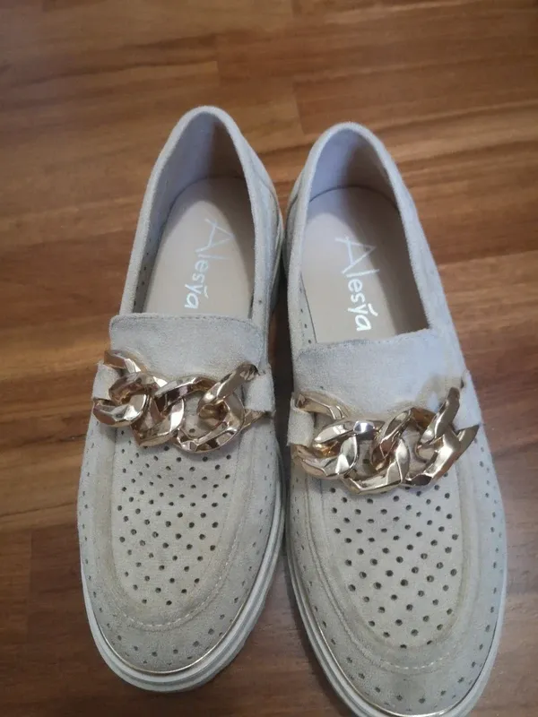 Mocassini Alesya beige con catena oro
