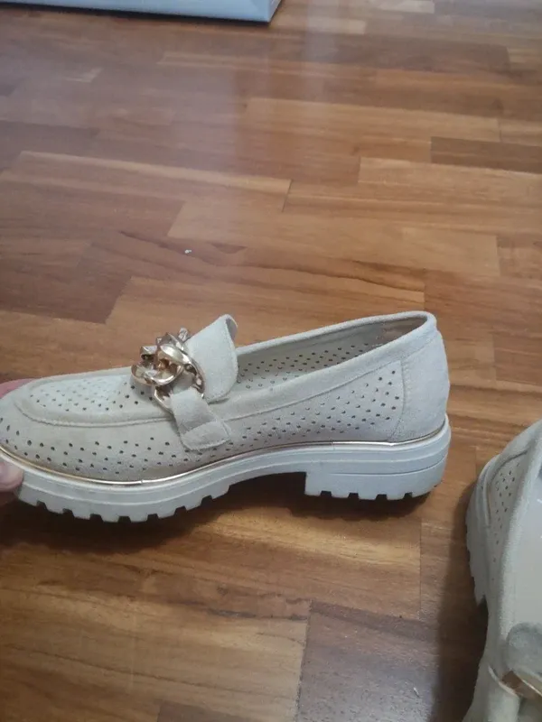 Mocassini Alesya beige con catena oro