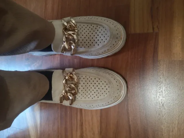 Mocassini Alesya beige con catena oro