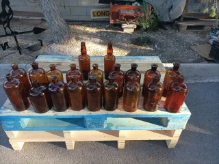 Antiche bottiglie da farmacia del XX secolo