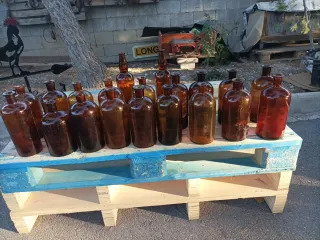 Antiche bottiglie da farmacia del XX secolo