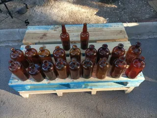 Antiche bottiglie da farmacia del XX secolo