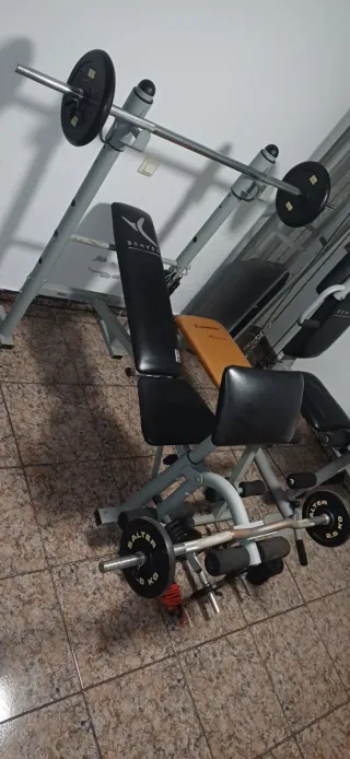 Banco de pesas con barra y discos