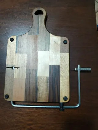 Tagliere per formaggi in legno e metallo