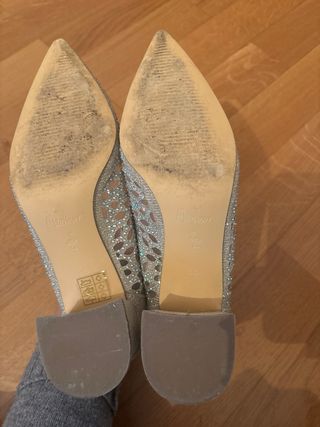 Zapatos de tacón dorados y plateados