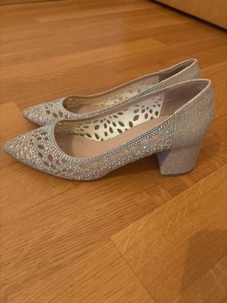 Zapatos de tacón dorados y plateados