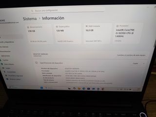 Lenovo ThinkPad E14 10th Gen con su cargador