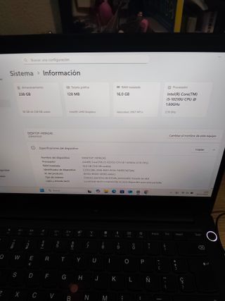 Lenovo ThinkPad E14 10th Gen con su cargador