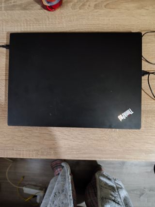 Lenovo ThinkPad E14 10th Gen con su cargador