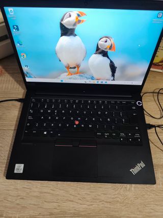 Lenovo ThinkPad E14 10th Gen con su cargador