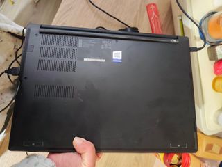 Lenovo ThinkPad E14 10th Gen con su cargador