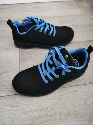 Zapatos de seguridad Vibram negros y azules