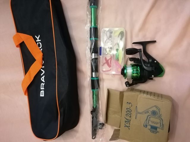 Caña de pescar con carrete y accesorios