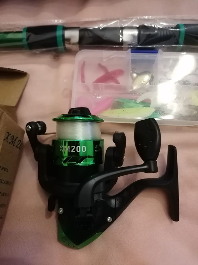 Caña de pescar con carrete y accesorios