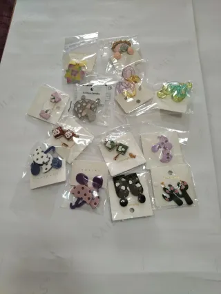 13 pares de pendientes variados para chica