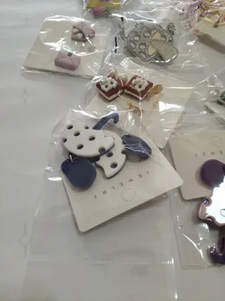 13 pares de pendientes variados para chica