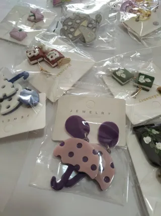 13 pares de pendientes variados para chica