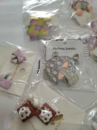 13 pares de pendientes variados para chica